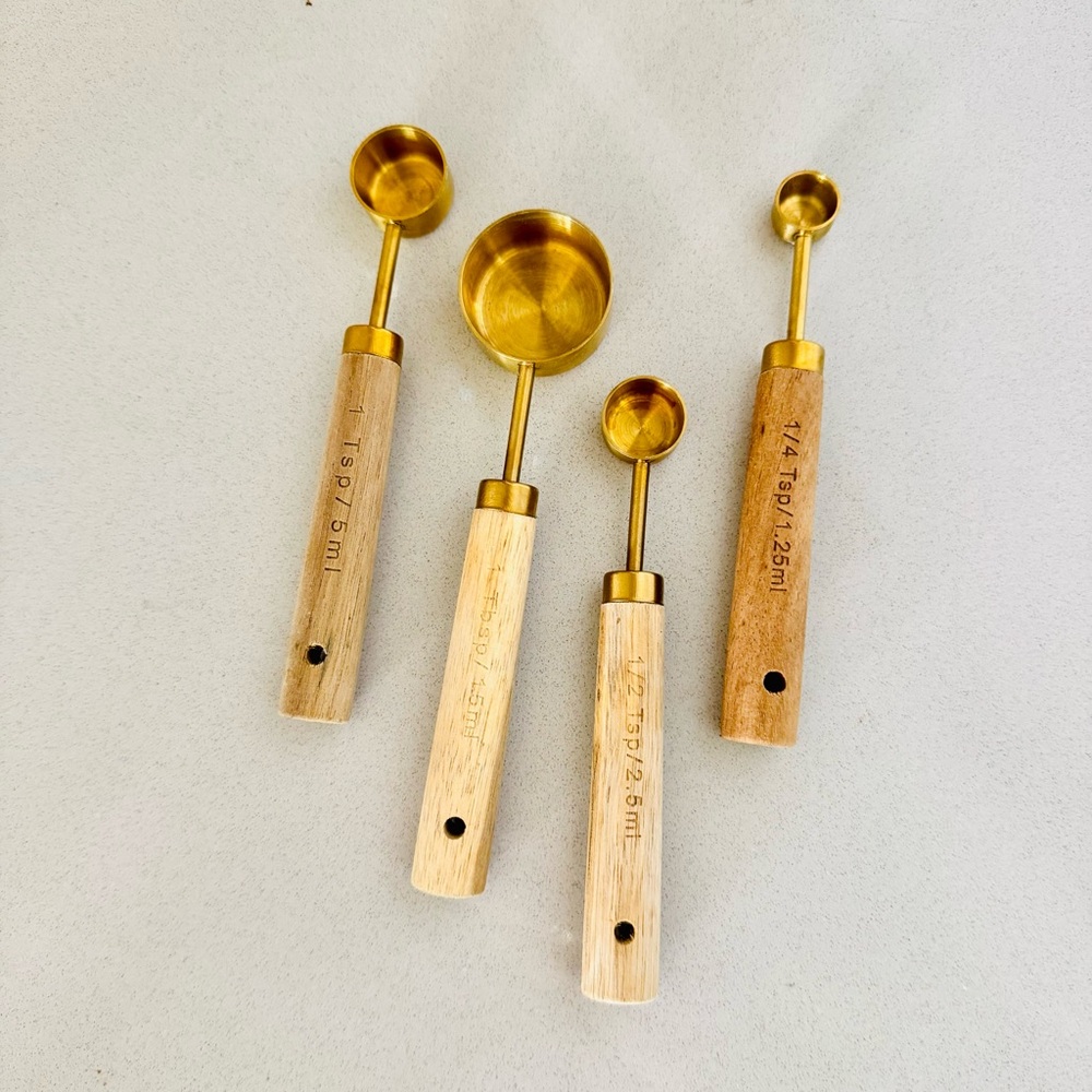 4 ANTHROPOLOGIE Gold Brass Metallic Cup Wood Handle Measuring Spoons Cooking Set - Picture 5 of 7